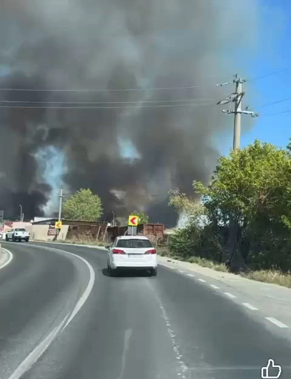 Incendiu puternic la Glina: 14 autospeciale intervin pentru stingerea flăcărilor. Este risc de propagare spre locuințe