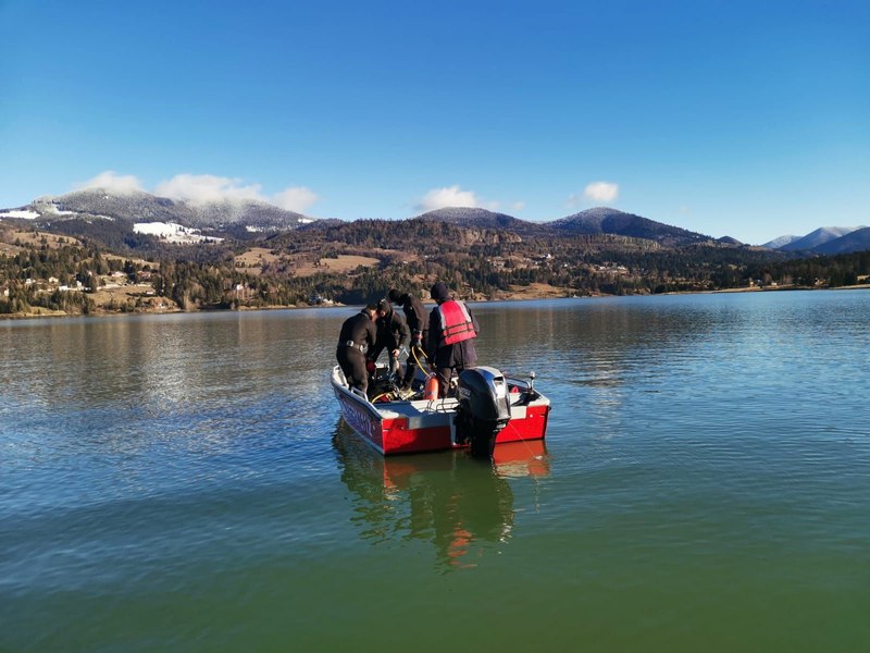 Un adolescent s-a înecat în Lacul Colibița. A fost găsit de scafandri după trei ore