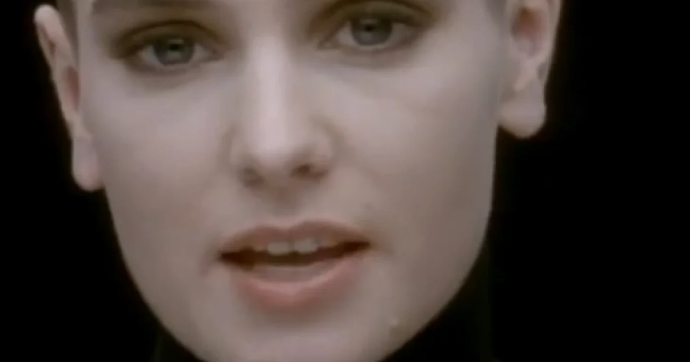 "Ai destul talent încât să nu laşi industria muzicală să facă o prostituată din tine" îi scrie Sinead O'Connor lui Miley Cyrus. FOTO YouTube
