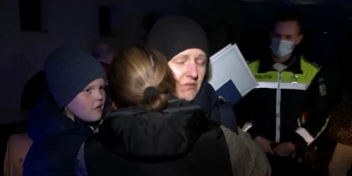 Un voluntar din Bihor linişteşte o mămică refugiată din Ucraina