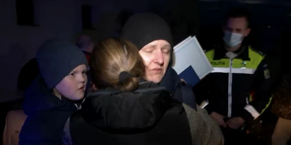 Un voluntar din Bihor linişteşte o mămică refugiată din Ucraina