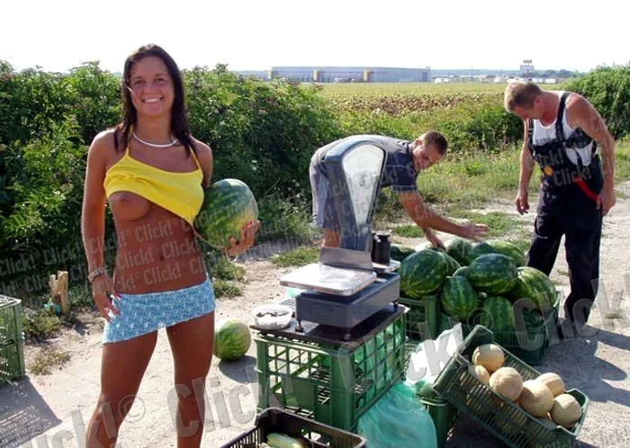 Aşa vinde ea pepeni pe marginea drumului.