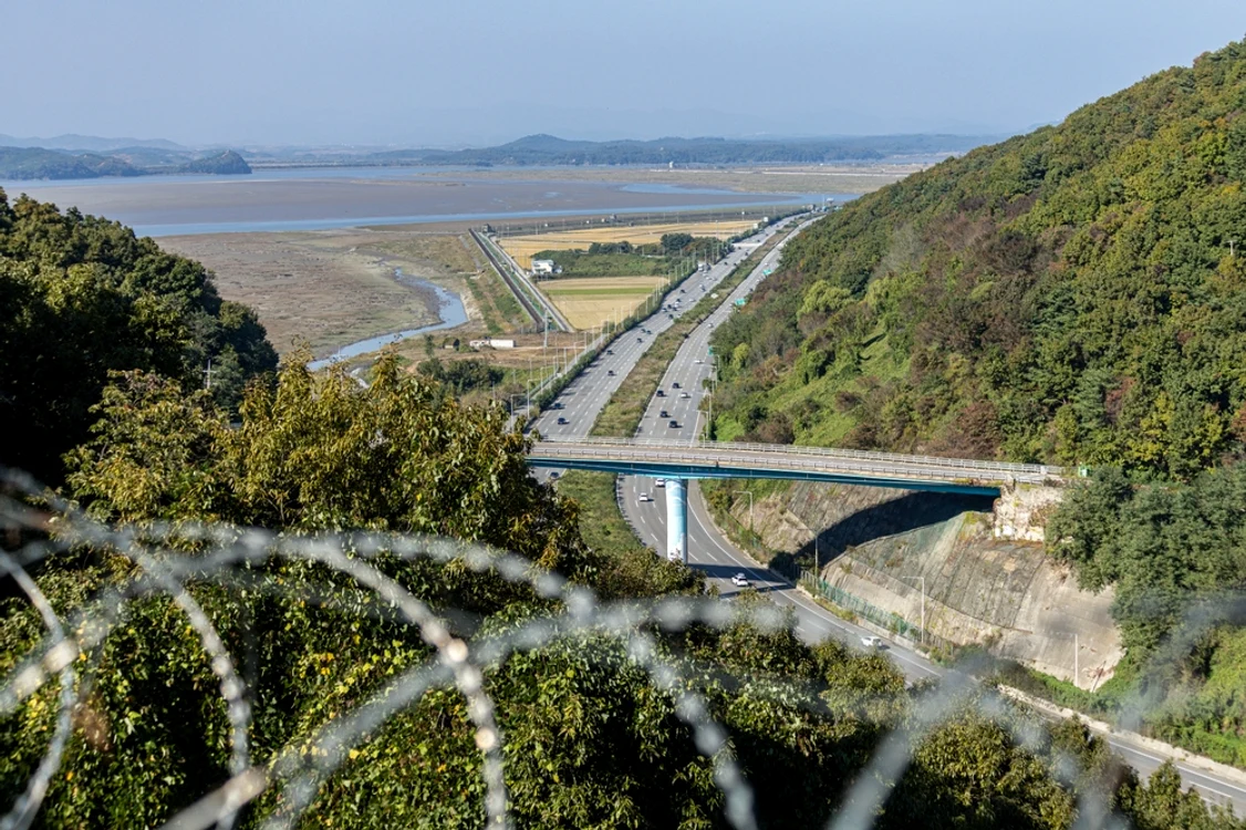 Panoramă zonă demilitarizată între Coreea de Nord și Coreea de Sud FOTO shutterstock