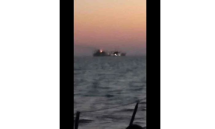 Cea mai mare navă a forţelor navale iraniene a luat foc şi s a scufundat   jpeg