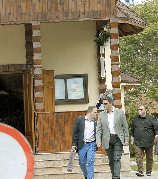
    Radu Groza bate  bisericile, în speranța  unui ajutor divin   