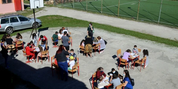 voluntarii impact i-au invatat pe micii scolari de la creaca sa lucreze pe tableta foto impact lego cns