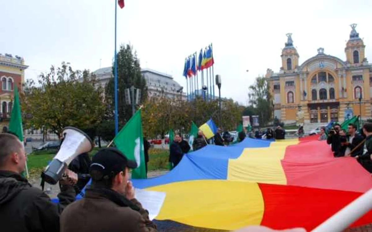 Protestatarii au desfăşurat un drapel uriaş. FOTO: monitoruldecj.ro