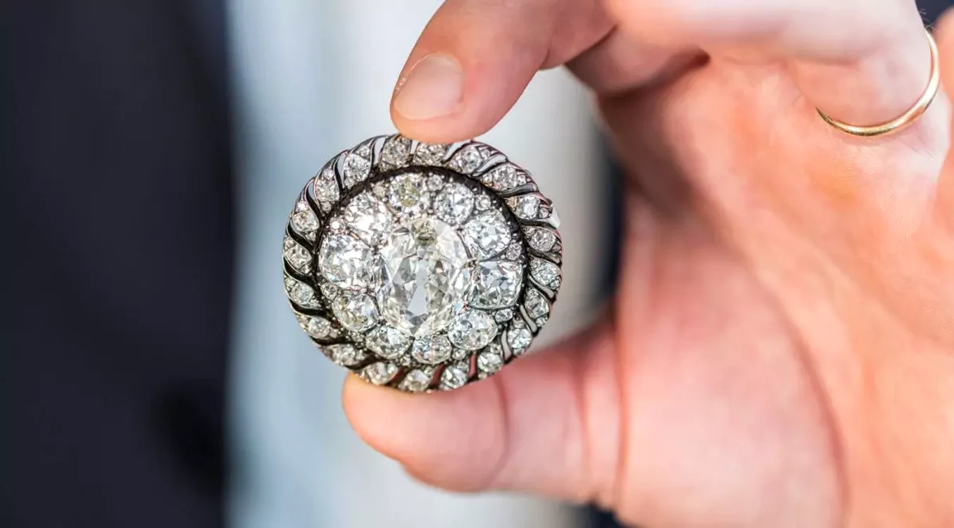 O broșă cu diamante care i-a aparținut lui Napoleon Bonaparte a fost vândută la un preț uriaș.