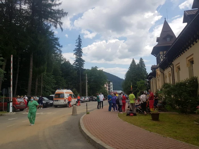 Pacienţi şi medici au fost evacuaţi din spitalul din Sinaia din cauza unui incendiu FOTO Primăria Sinaia