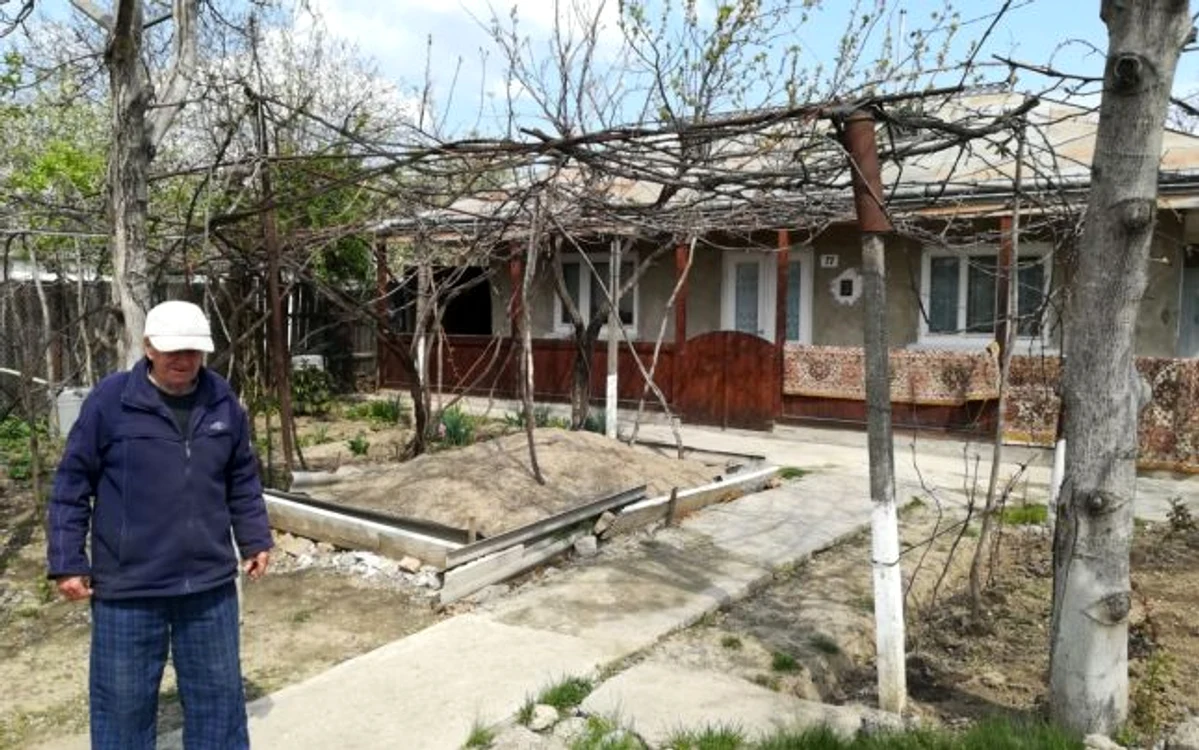 Gheorghe Macriţei este unul dintre botoşănenii care refuză canalizarea FOTO Cosmin Zamfirache