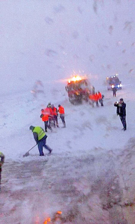 După incident, pasagerii au trecut la treabă împreună cu muncitorii