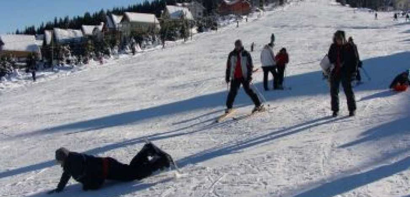 Târgu-Jiu: Turiştii au primit îngrijiri de la salvamontişti, iar apoi au fost duşi la spital