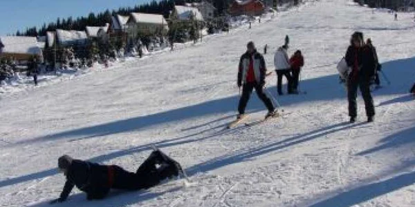 Târgu-Jiu: Turiştii au primit îngrijiri de la salvamontişti, iar apoi au fost duşi la spital