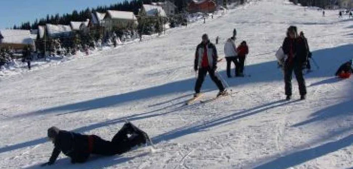 Târgu-Jiu: Turiştii au primit îngrijiri de la salvamontişti, iar apoi au fost duşi la spital