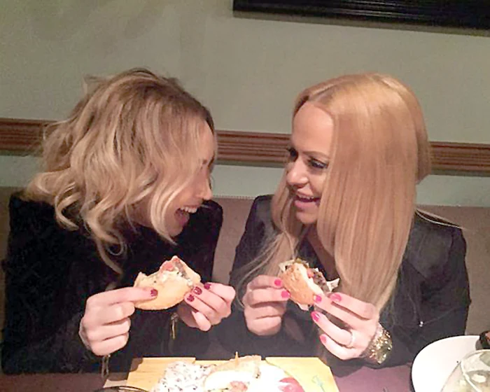 Xonia şi Anda Adam se amuză în timp ce înfulecă burgeri