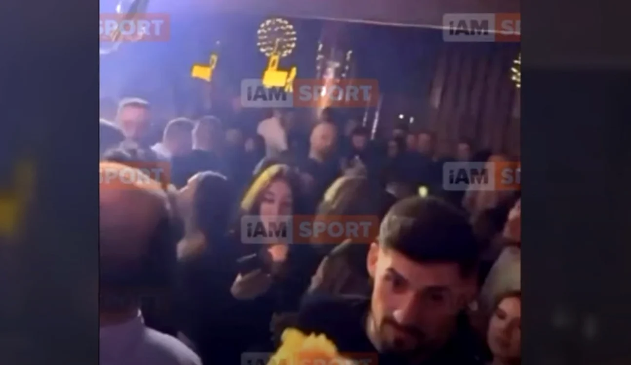 Cei doi fotbaliști au fost surprinși într-o filmare din club