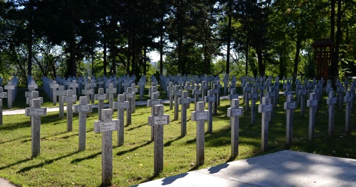 După oficierea serviciului religios, au fost rostite, de către autorităţile judeţene, 300 de nume ale eroilor care şi-au dat viaţa pentru patrie între anii 1916 – 1919