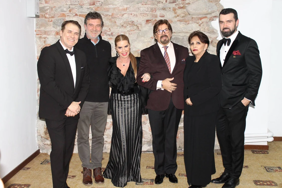Florin Apostol (stânga), alături de prietenii lui artişti: Ovidiu Dragoman, Luminiţa Anghel, Adrian Daminescu, Dida Drăgan şi Vlad Miriţă