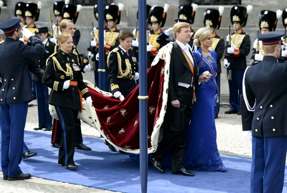 Olandezii l-au celebrat pe străzi pe noul rege Willem Alexander. (Foto: Reuters)