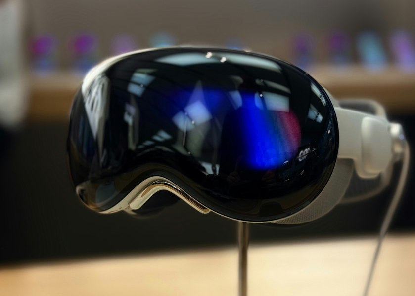 Apple ar putea lansa, anul viitor, o nouă cască de realitate mixtă. Care va fi prețul ei