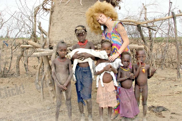 Delia Matache a purtat mai  mereu o perucă „africană”,  ca să dea bine în poze