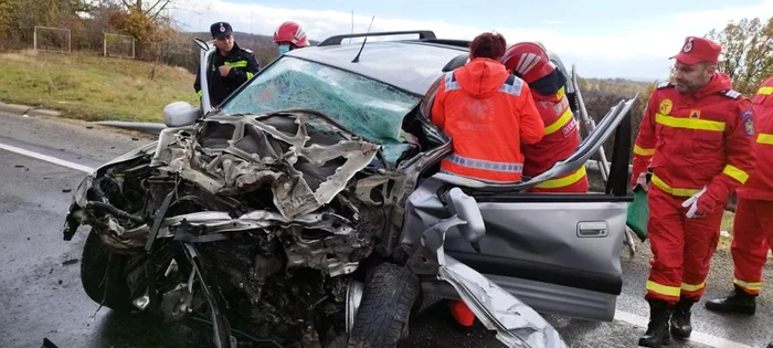 Două persoane au rămas încarcerate în autoturism. FOTO ISU Mehedinți