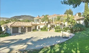 Vila are 5 camere,  piscină şi vinotecă jpeg