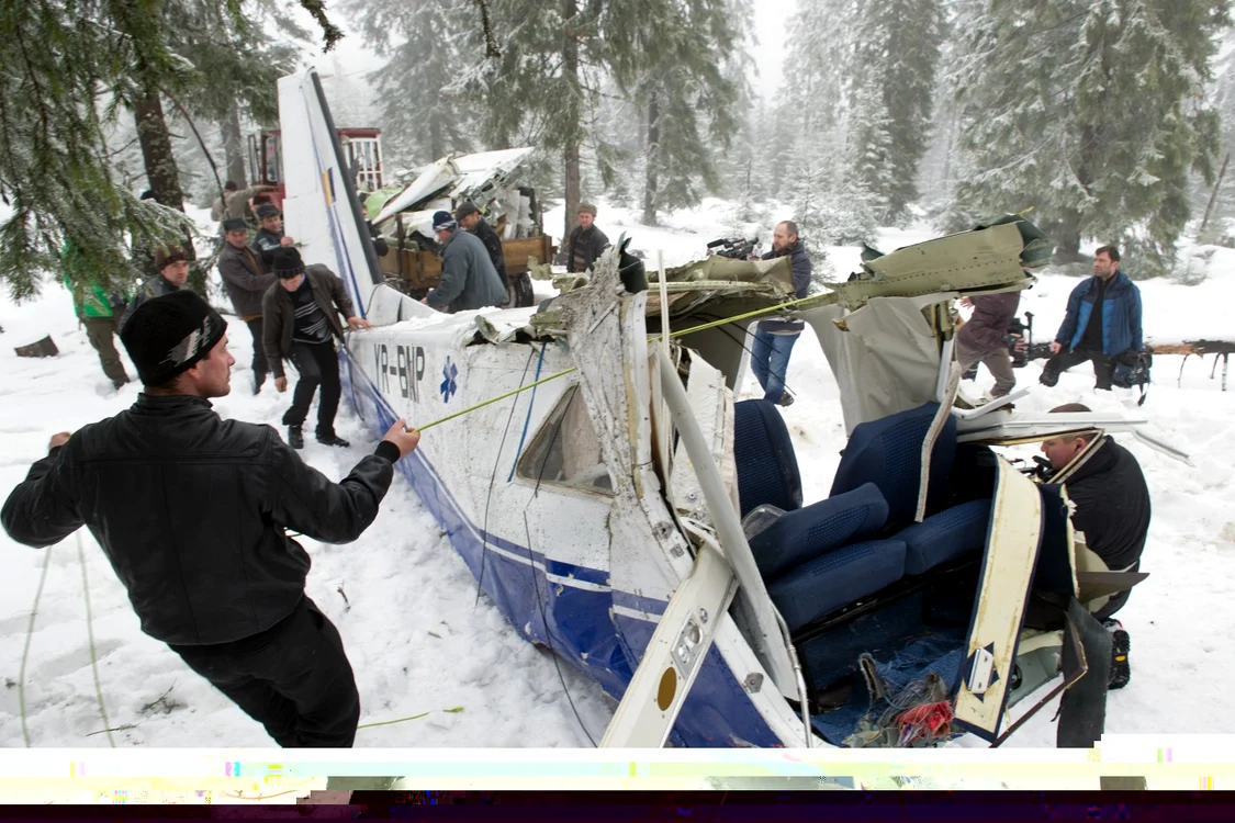 Localnicii au coborât epava avionului de pe munte FOTO Adevărul