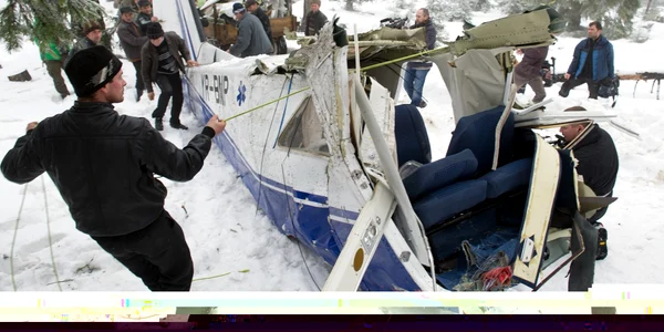 Epava avion Apuseni - accident aviatic - Epava este transportata pentru cercetari ulterioare FOTO Mediafax