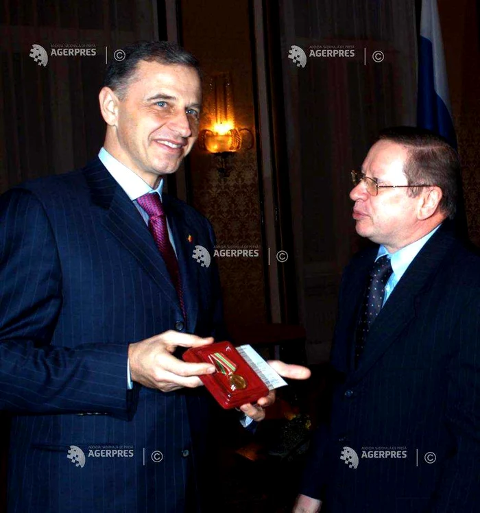 Geoană a fost decorat de ambasadorul Rusiei la București, Alexandr Tolkaci. FOTO: Agerpress
