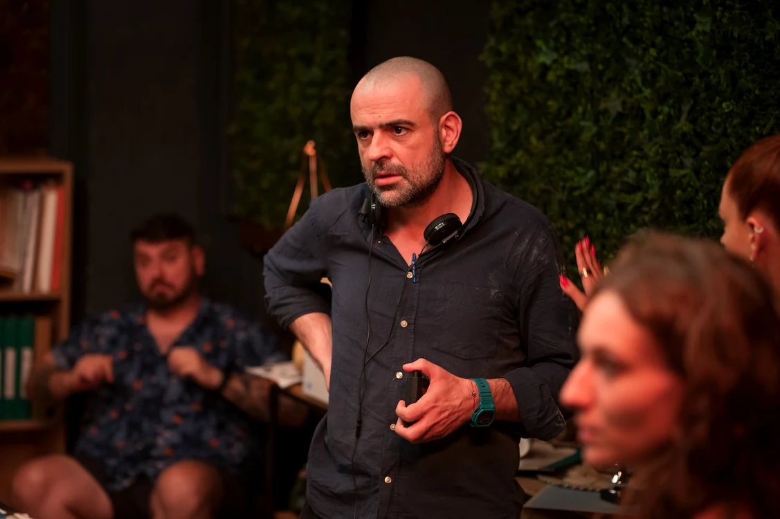 Bogdan Theodor Olteanu pe platoul de filmare la Klaus și Barosso. FOTO: Vlad Cioplea