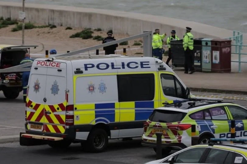 Trei femei au fost găsite moarte în mare. Avertismentul transmis de autoritățile britanice: „Stați departe de locul tragediei”