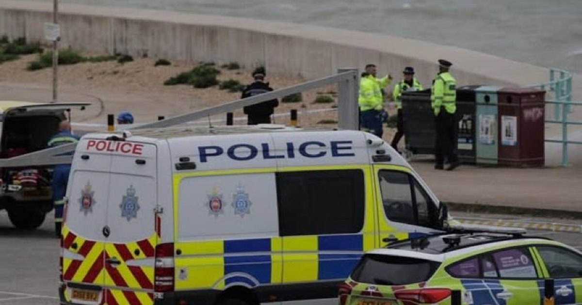 Trei femei au fost găsite moarte în mare. Avertismentul transmis de autoritățile britanice: „Stați departe de locul tragediei”