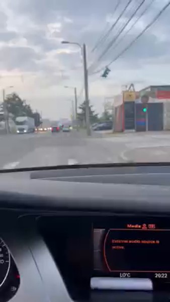 Doi teribiliști au fost filmați ieșiți pe jumătate pe geamurile unei mașini în mers. Cum i-au „taxat” polițiștii VIDEO