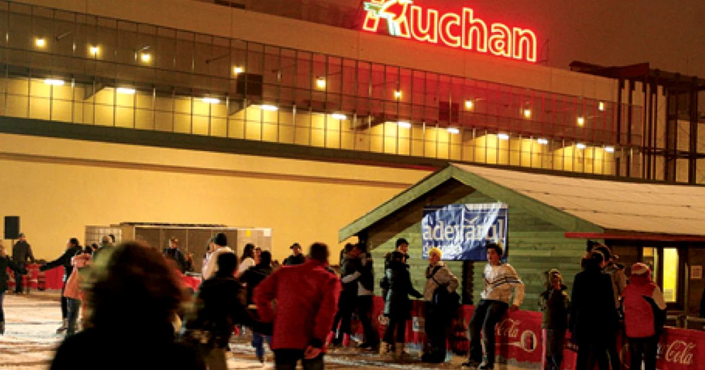 O seară pe patine în parcarea de la mall