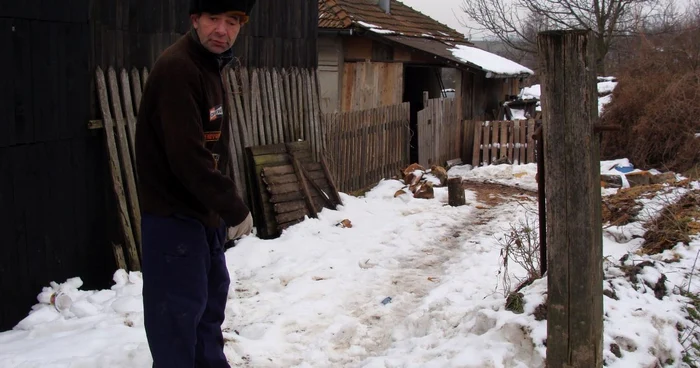 Vecinul ne arată locul în care s-a spânzurat bărbatul