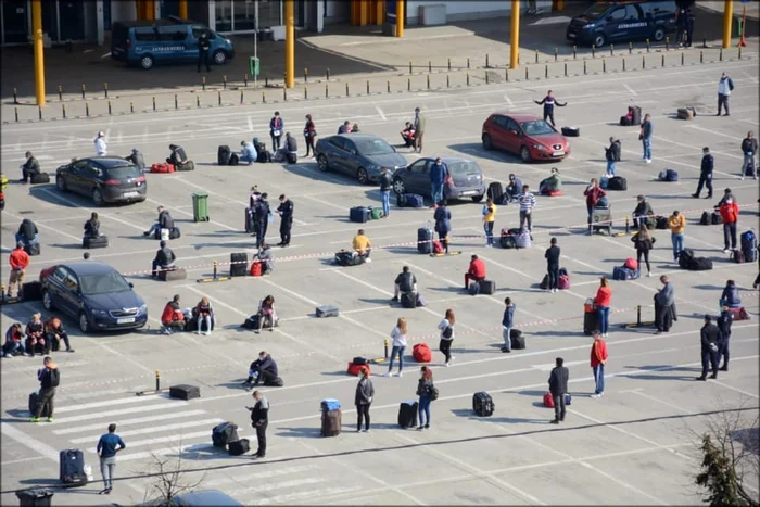 Români care aşteaptă zboruri spre Germania în parcarea Aeroportului Cluj FOTO Facebook/ Tiberiu Farcaş