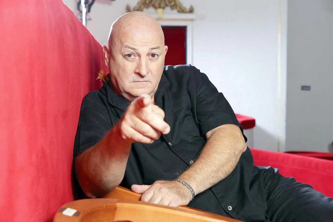
    Îndrăgitul actor Bebe Cotimanis  nu are un sfârșit de an prea bun: a pierdut „postul” de la “Românii  au talent”, dar și procesul cu statul  