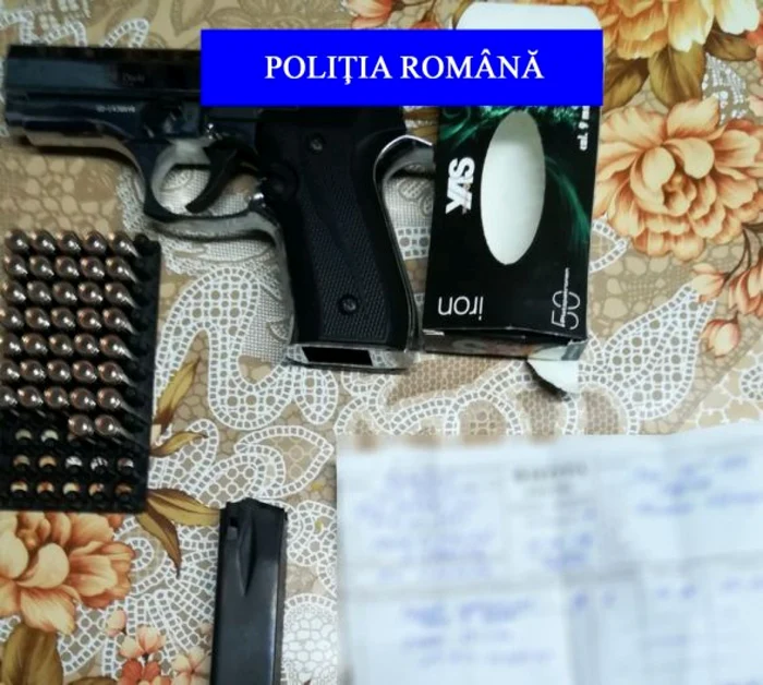 Pistolul şi cele 38 de cartuşe au fost confiscate de poliţişti