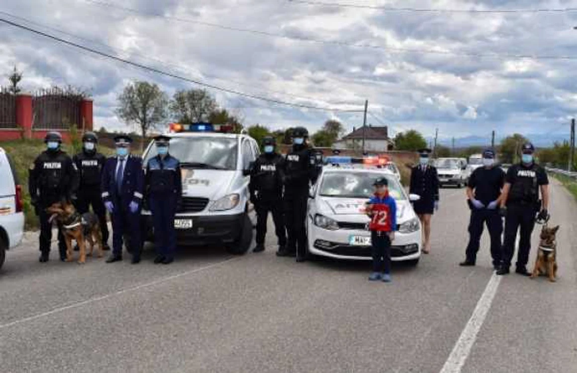 Politiştii nemţeni i-au oferit cadouri unui copil de ziua sa. FOTO: Poliţia Neamţ