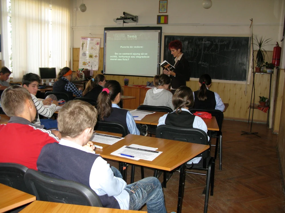 La şcoala din comuna Mihai Viteazu se învaţă cu table interactiva. FOTO Arhiva şcolii