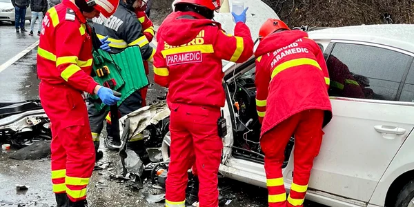 Accident cu patru victime printre care o copilă de 2 ani pe Valea Oltului la ieșire din Boița Sibiu Foto ISU Sibiu jpeg