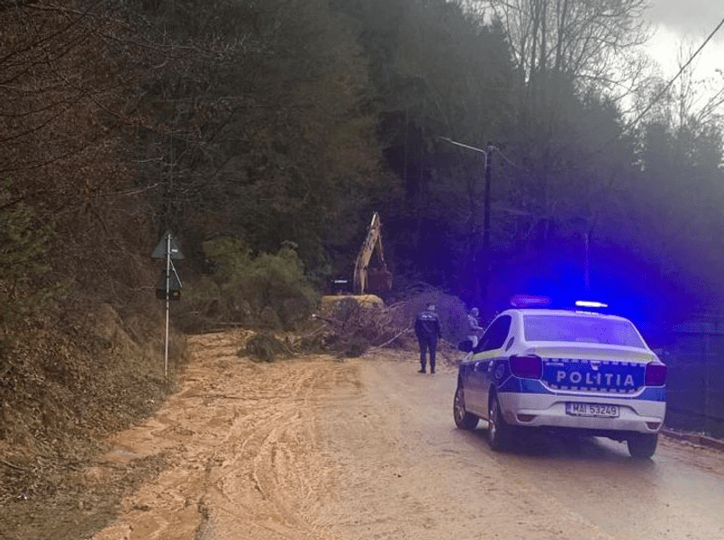 Drum județean blocat de o alunecare de teren în Apuseni. Pericol de inundații pe râul Arieș VIDEO