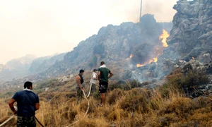 Incendii pe insula Rodos și evacuare turiști FOTO EPA EFE (3) jpg