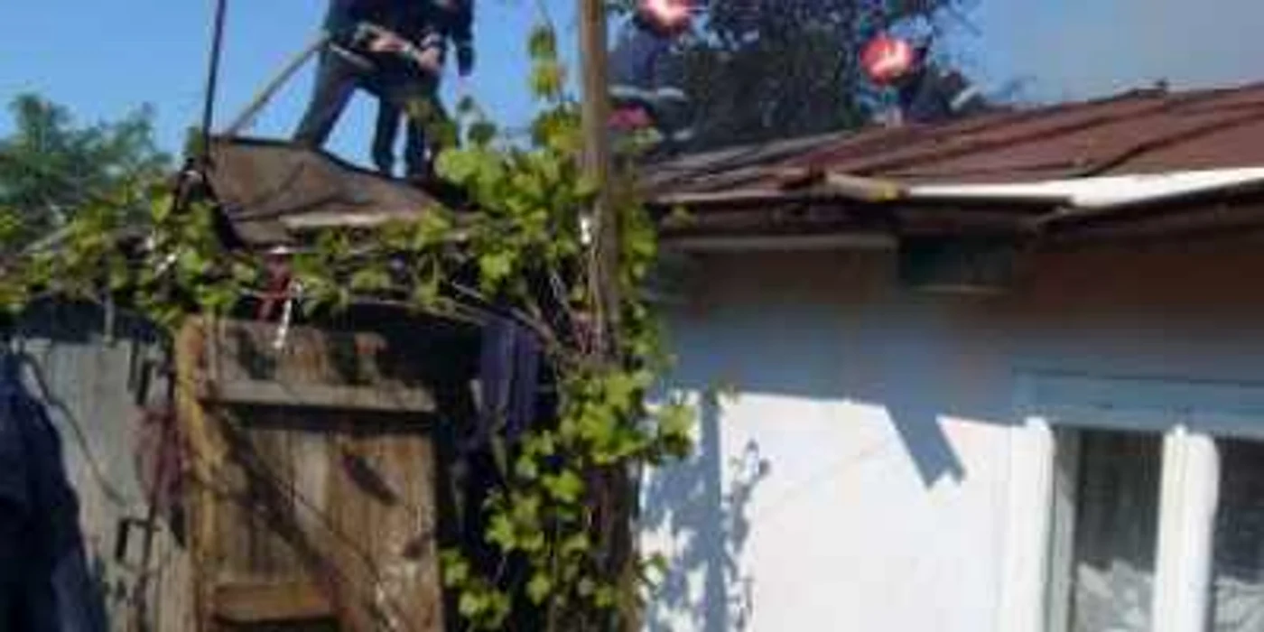 Botoşani: A dat foc la bucătăria de vară din joacă
