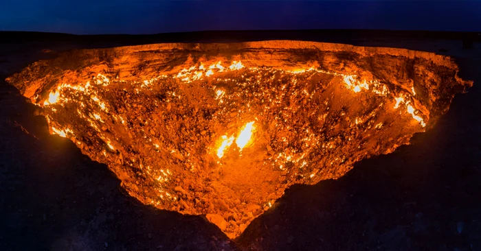 Craterul Darvaza din Turkmenistan FOTO Shuhherstock