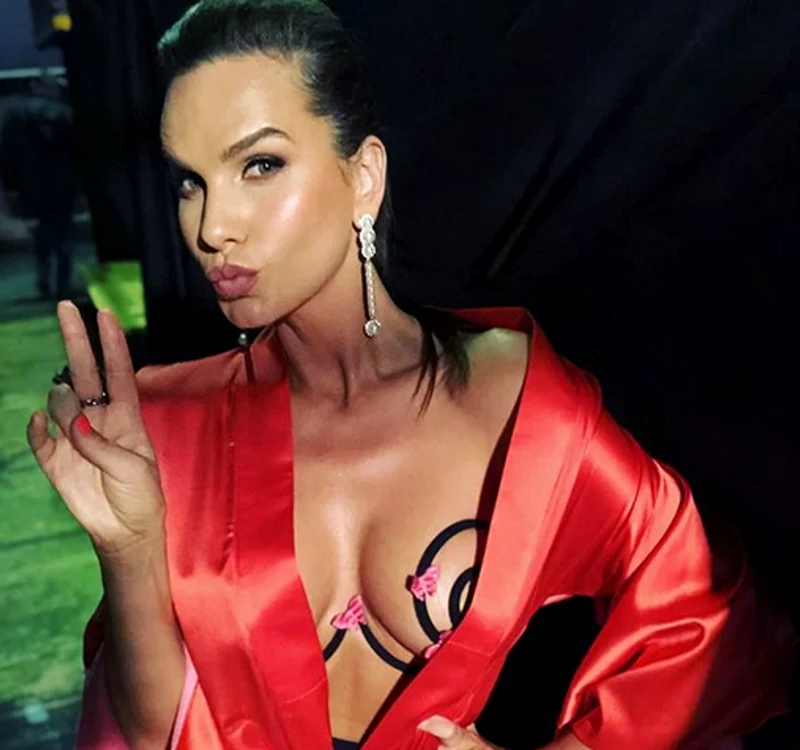 
    Anna Lesko s-a distrat recent în Dubai, cu Adam, fiul ei în vârstă de 5 ani   