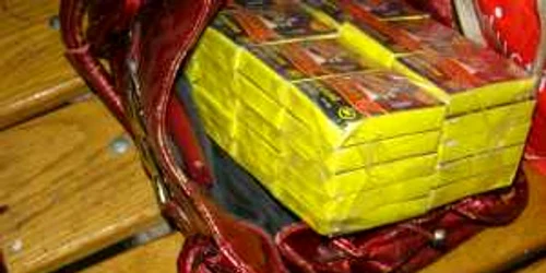 O altă femeie a fost prinsă cu zeci de cutii de petarde în poşetă