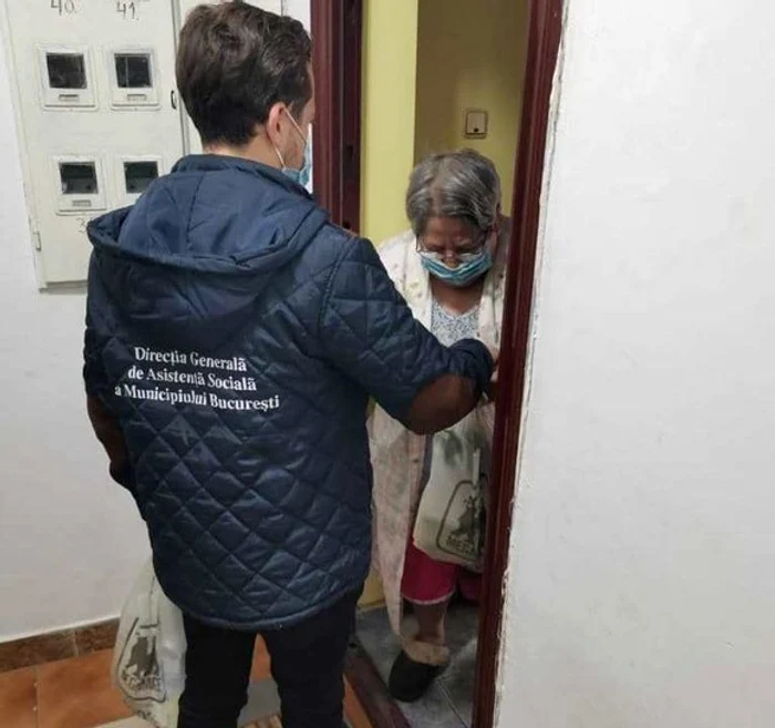 Persoanele fără adăpost primesc măști și dezinfectanți