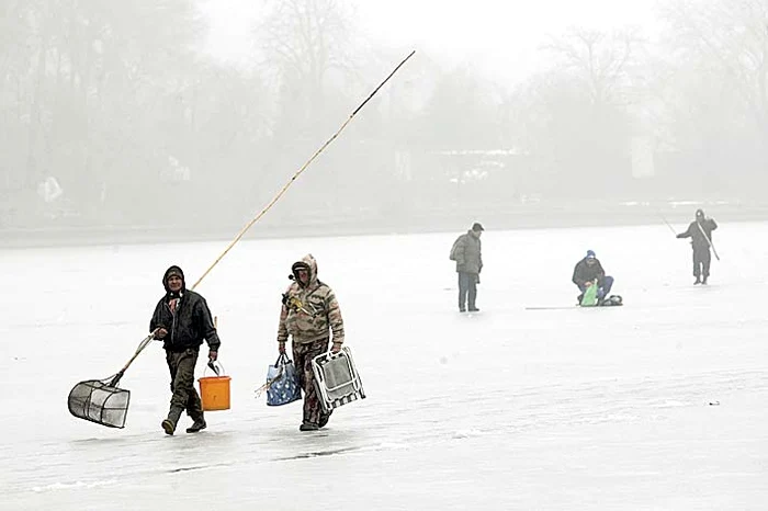 Pescarii amatori nu s-au temut că stratul de gheaţă ar putea ceda 